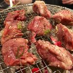 炭火焼肉 ぐら - 一気に備長炭の上に乗っけちゃいます！！