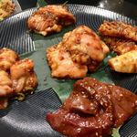 炭火焼肉 ぐら - 親方お任せの「ホルモン５点盛り」も豪快！！