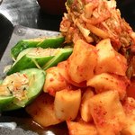 炭火焼肉 ぐら - 「キムチ盛り合せ」も豪快でしょ？