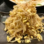 炭火焼肉 ぐら - 山盛りの「モヤシナムル」…