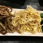 炭火焼肉 ぐら - こちらは「ナムル盛り合わせ」！