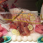 日本料理 旬彩 - 造里　鯛姿盛り　（鮪、鯛、甘エビ、あしらい）。