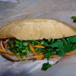 Ebis Banh Mi Bakery - 揚げサバのトマトソース煮込みバインミー