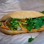 Ebis Banh Mi Bakery - 揚げサバのトマトソース煮込みバインミー