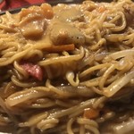 小金ちゃん - 麺は僅かに茹でてから鉄板へ、この食感は何処にも真似できない。
      仕上げのタレはどて焼きのソース
      これだって真似できない独自の味
      