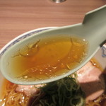 透き通ったスープは香りの良い上品な味♪