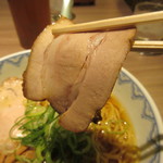 中華そば藤王 - チャーシューはあっさりした薄味♪