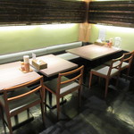 中華そば藤王 - L字のカウンター席とテーブル席が有ります♪