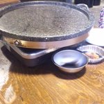 鉄板、斜めになってて余分な脂をおとします