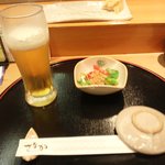 Edomaezushiaoyamasanaka - 最初の一杯の生ビールとお通し。今日はジャコサラダでした。