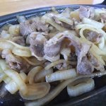 Shokujidokoro Oirase - 玉ねぎの甘みとタレのしみたバラ肉でご飯が進みます♪