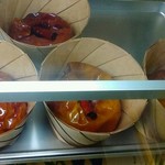 ドース イスピーガ - 丁度…
      ケースの金具に重なってしまい(T_T)遮られちゃったけど見えますか！？手の込んだ焼き林檎♡