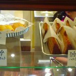 ドース イスピーガ - エッグタルト…陳列されてなくて(T_T)完売かと思っちゃった
      ⊂(・∀・)⊃ ｾｰﾌ♡
      名札が出てるのは買えるんです！ε-(´∀｀*)ﾎｯ