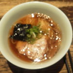 支那そばや 新横浜ラーメン博物館店 - 透き通ったスープのおかげで具の鮮やかな色が目立つ