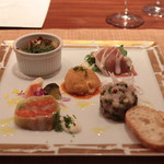 ミクニ - ●オードブルバリエ ・パルマ産生ハム ・明石真鯛のタルタル ・信州サーモンのマリネ ・北海道産ツブ貝のエスカルゴバター ・境港紅ズワイガニのカニクリームコロッケ ・バケット