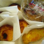 ドース イスピーガ - 買った品々♡右上の大きい袋が焼き林檎♡
      右下のエッグタルトに追いやられてるのが（笑）お魚ちゃん♡
      他はエッグタルト♡