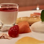 ●洋梨のタルトとイチゴのブランマンジェ ヨーグルトのソルベ