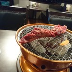 炭火焼肉 牛道 - 焼くのも一苦労(笑)