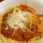 ルノアール - ミートソースランチ800円、ソースが甘いのでチーズをかける