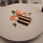 レザンファン ギャテ - グリオットのコンポートとショコラ・ブランのテリーヌ仕立て　バスサミコソースと苦味の利いたカンパリミルクのソルベ、一瞬で仕上げる塩キャラメルティと共に