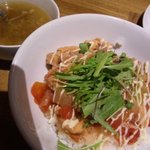 お昼の鶏肉トマト煮込み丼　500円〜