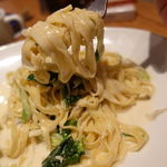 hiki - 手打ちパスタフェットチーネ　しらすとミエナバナ、白菜の青海苔クリームソース　1000円　+　大盛　200円