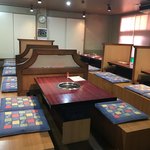 炭火焼 焼とり・焼肉 大吉 - 奥のテーブル席