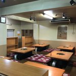 炭火焼 焼とり・焼肉 大吉 - 入口付近のテーブル席