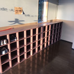 炭火焼 焼とり・焼肉 大吉 - 玄関の靴箱が懐かしいです