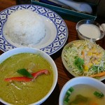 タイ料理バル タイ象 - グリーンカレーセット、一番右上の白い液体は、タピオカミルクで、タピオカが沈んでいます。