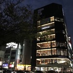 Fukuoka Hakata Yakitori Ganso Negikimoya - 昭和通り沿いの天神フタタビルのとなりになります。