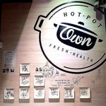 OWN HOT POT - 有名人のサインがずらり♪