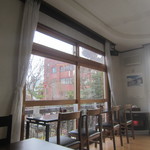 そば清 - ■居間にカウンター4席とテーブル１２席が用意されています