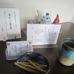 そば清 - 着席すると直ぐに蕎麦茶と蕎麦かりんとうが出てきました