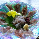 海老源　海遊亭 - 目にも鮮やかな、ほたるいかの刺身。あっさりとして、いくらでも食べられます