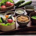 じねんや - 雑穀のしゅうまいと有機野菜のせいろ蒸し　玄米ご飯とお味噌汁付き　2000円税込み