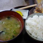 Okonomiyaki Hachibee - お好み焼定食のご飯、味噌汁、冷奴、漬物