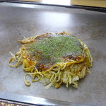 Okonomiyaki Hachibee - お好み焼定食のお好み焼、そばは半玉