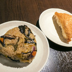 ひなたうどん - 「山菜おにぎり」（100円）と「いなり」（80円）。