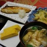 和ダイニング 四季彩 - さばの塩焼きと野菜かき揚だし巻卵（日替わりランチ）