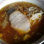 グリル来来 - やや濁ってる鶏ガラ醤油味のオーソドックスなラーメン