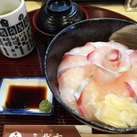 Uwoichi - カンパチ丼（赤出汁つき）、あがりは、寿司屋の茶のみで
