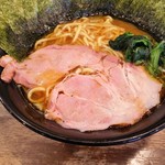 横浜ラーメンとんこつ家 - チャーシューはスモーク。ローストポークのような食感。