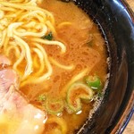 横浜ラーメンとんこつ家 - 醤油先行型のスープ。