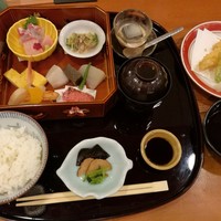 はし本 - お造りや煮物・焼物のお重に揚げたて天ぷら付き、旬菜弁当税込み1,000円