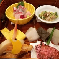 はし本 - 新鮮なお造りに上品な出汁巻き、合鴨と大徳寺麩の和え物、色鮮やかな粒をまとった焼魚など