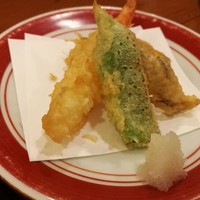 はし本 - カリカリ衣が香ばしい揚げたて天ぷら、プリッと弾む海老の食感に惚れる！