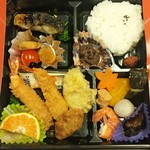 魚久 - 料理写真:税別1,000円。画像では分かりにくいけど、鯛の子、ホタテ、カキフライが入っています。真ん中はデザートのおはぎ。