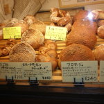 nukumuku - ショーケースの中のパン