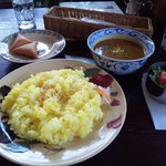 アジパイ - 注文したエビカレー＋三角の揚げ物